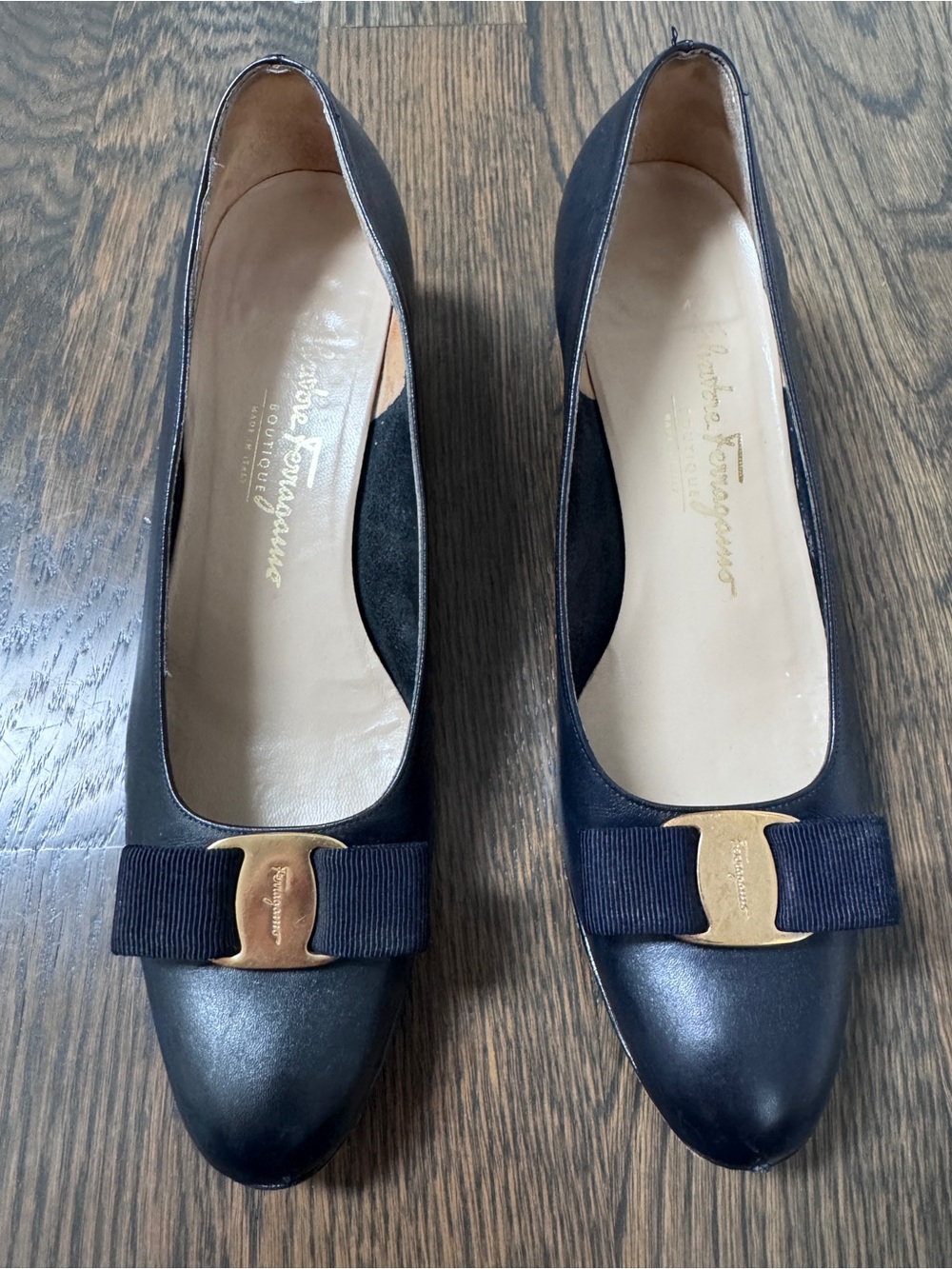 Salvatore Ferragamo - Navy Blue Vara Bow Pumps with Gold Plaque